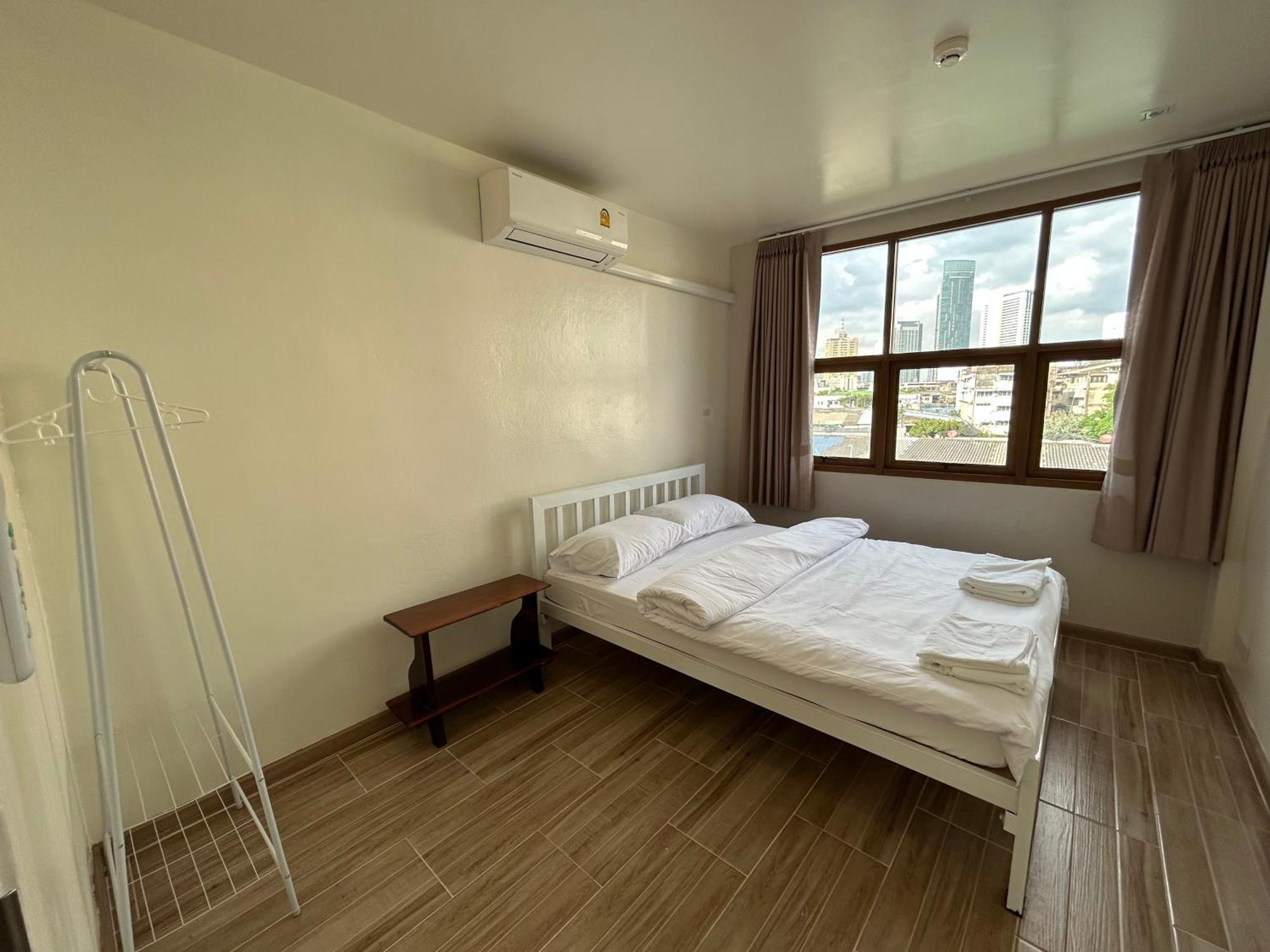 Krung Tone Hostel Bangkok Exterior photo